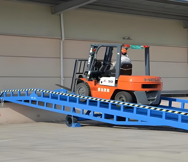 梅河口移动式卸货平台（叉车用）